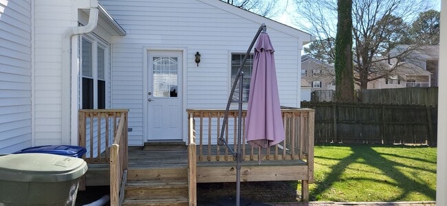 Building Photo - Spacious Home in Quiet Neighborhood