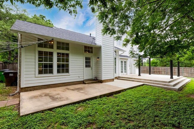 Building Photo - 1002 Oakridge Dr