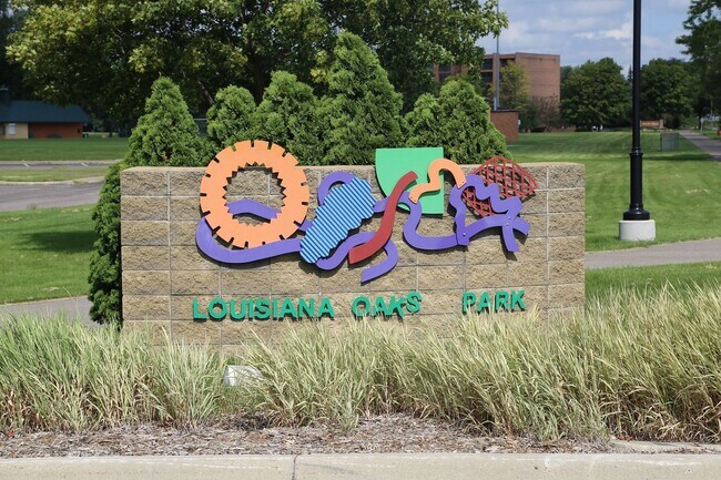 Building Photo - Spacious 2 Br/2Ba Condo w/1500 sq ft in Heart of St Louis Park! 2 Heated parking spots included!
