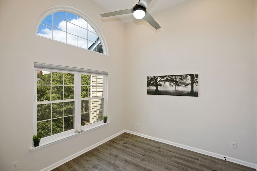 13 feet high ceiling with arched window - 3313 Wyndham Cir