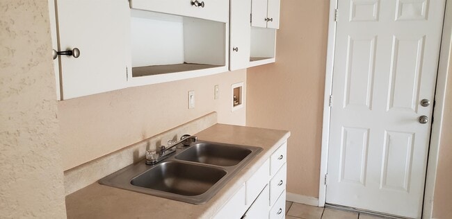 Building Photo - 1604 S Holland Dr