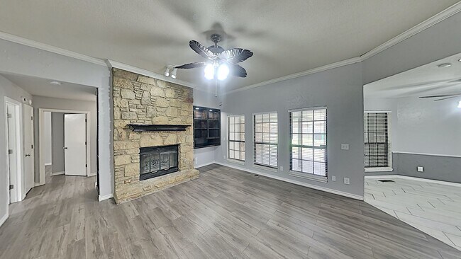 Building Photo - 3 Bedroom 2 Bath Home Conveniently Located in Moore