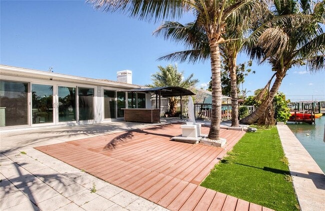 Building Photo - 551 Crystal Dr