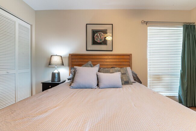 Building Photo - Conveniently located, furnished, 2 Bed, 2 ...