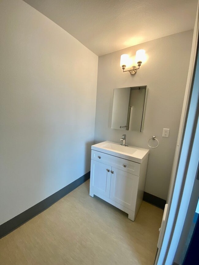 Building Photo - Pet friendly 2 bed 2 bath (ensuite) in ful...
