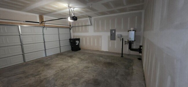 Building Photo - **** READY TO MOVE IN NOW ****