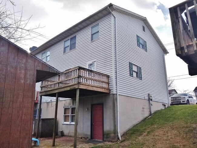 Building Photo - 2 Bed / 1-1/2 Bath Single Family Home Townhome