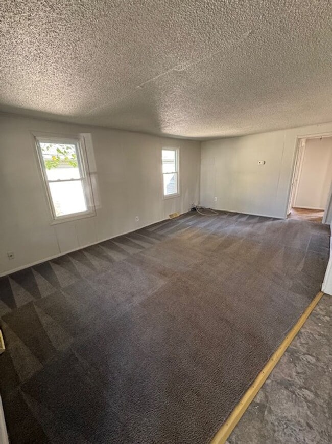 Building Photo - 2217 Shadybrook Dr
