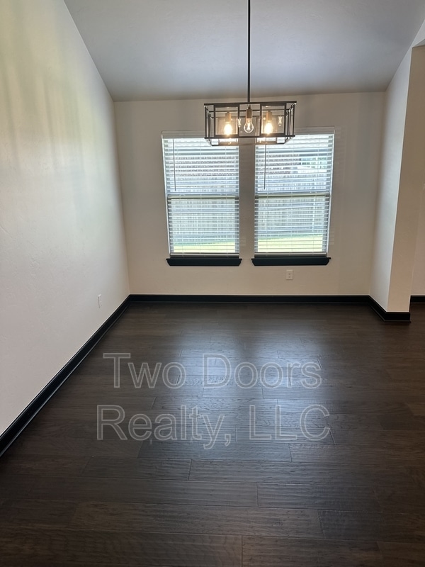 Building Photo - 2229 Roca Dr