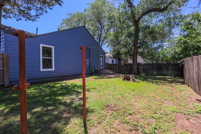 Building Photo - 3/2 with Bonus room!