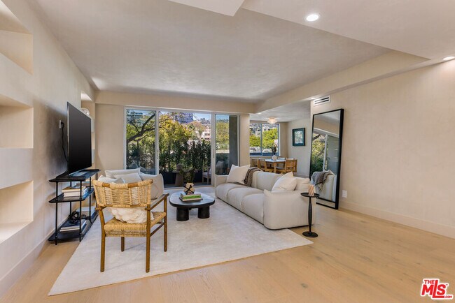 Building Photo - 818 N Doheny Dr