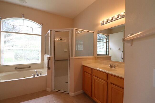 Building Photo - Indoor Outdoor Living!