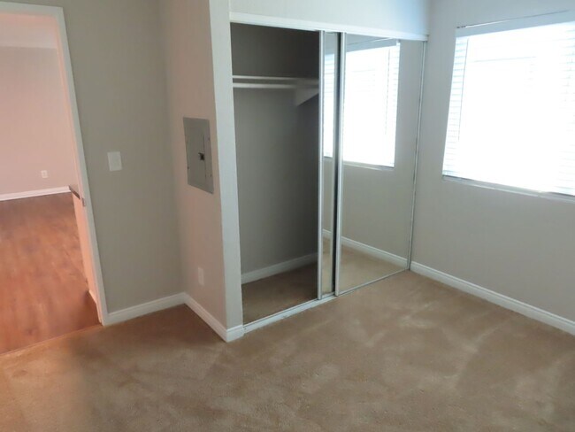 Building Photo - Renovated Two Bedroom Condo in Gated Community