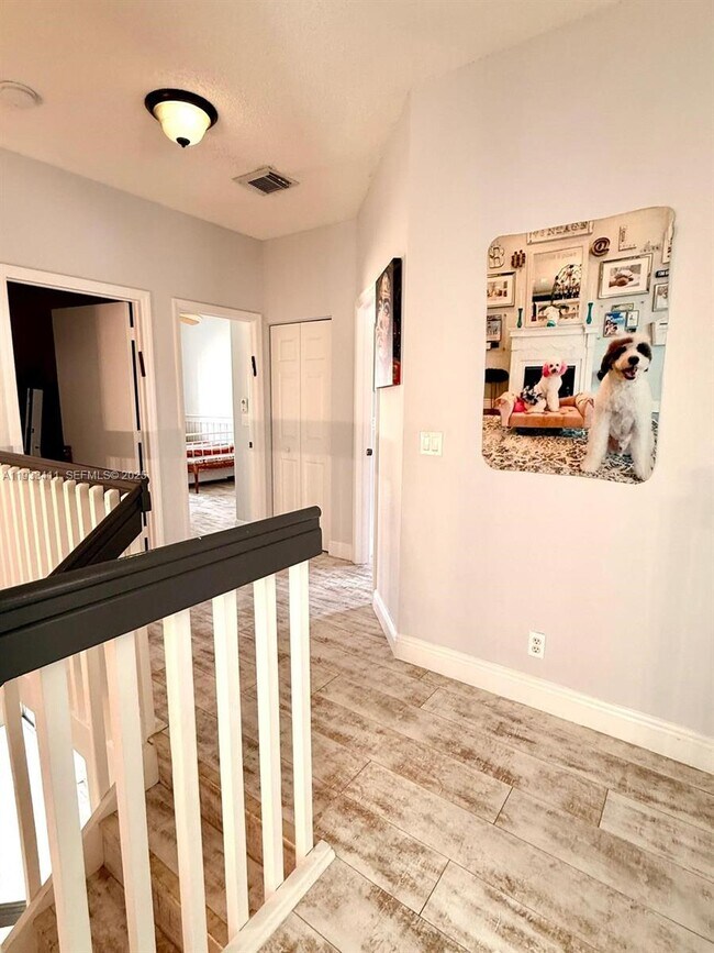 Building Photo - 3729 SW 51st St