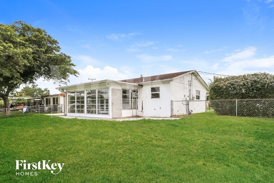 Building Photo - 6119 NW 18th Ct