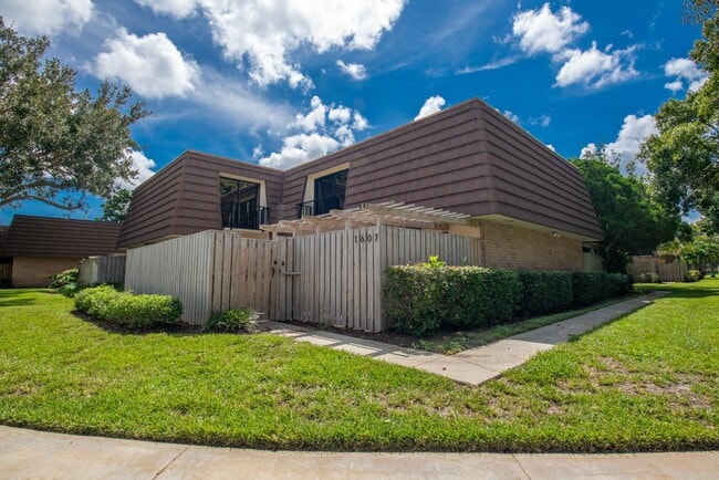 Primary Photo - 1607 16th Ln