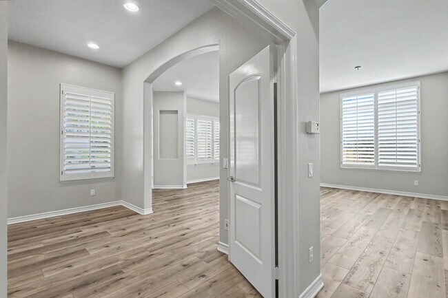 Building Photo - 4614 Via Del Rancho