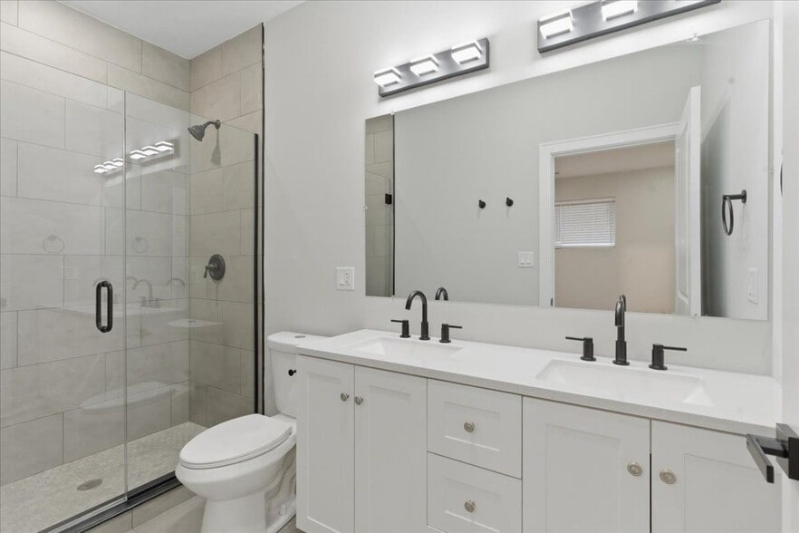 Building Photo - 6222 S King Dr