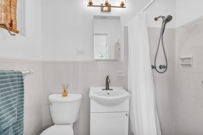 Building Photo - 702 Sunset Dr