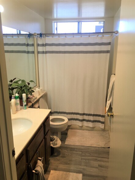 Building Photo - 1704 S Pacific Ave