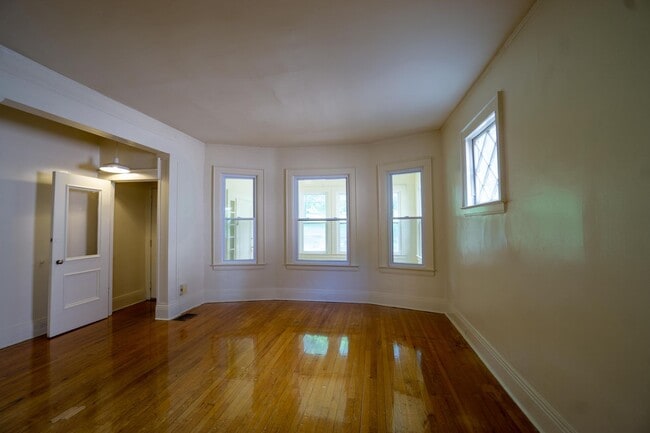Building Photo - 3 Bedroom Apartment with Great View of Tho...