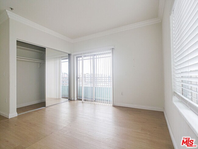 Building Photo - 1042 S Kingsley Dr