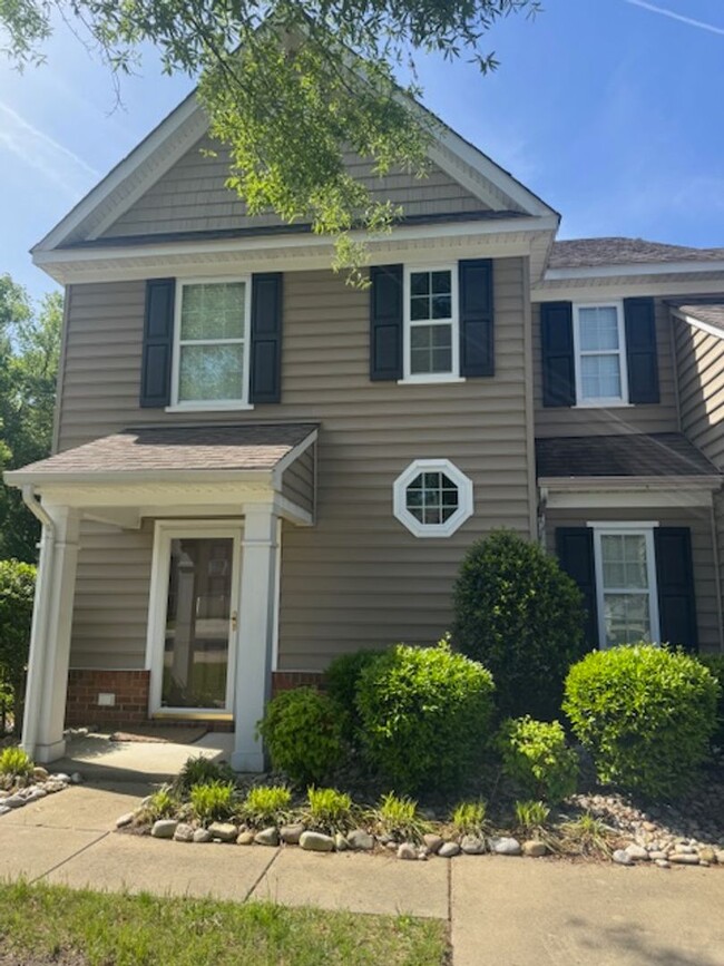 Building Photo - Beautifully Maintained 3-Bedroom Townhome ...