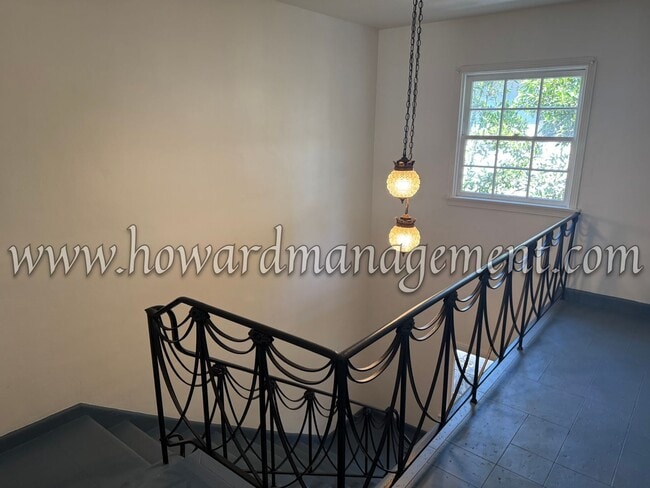 Building Photo - Private and Cozy 4 Bedroom Home located in...