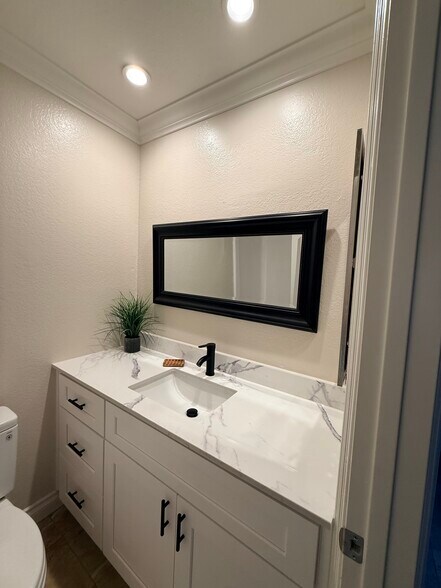 Building Photo - 408 E Civic Center Dr