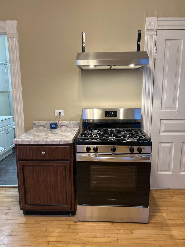 Building Photo - 862 N Hermitage Ave