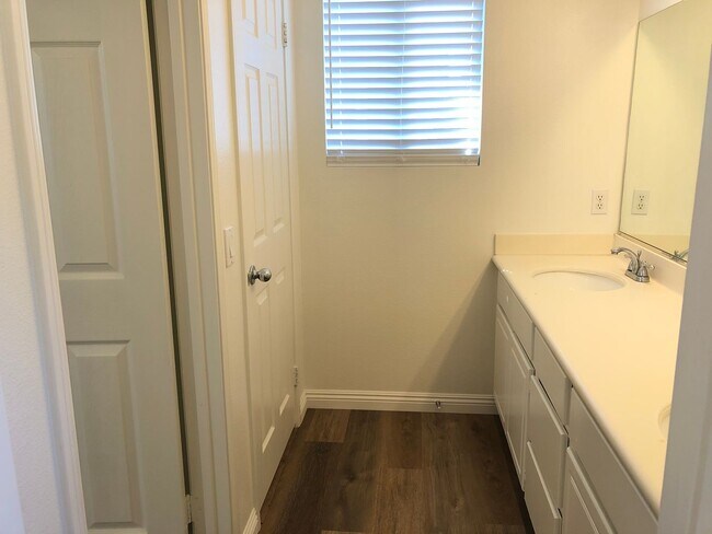 Building Photo - CHARMING 3 BR/2.5 BATH  " TWELVE PICKET LA...