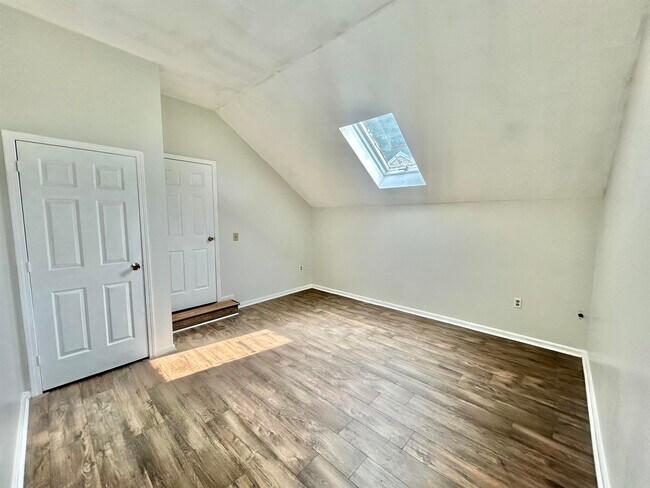 Building Photo - 4b Pine Grove Ave