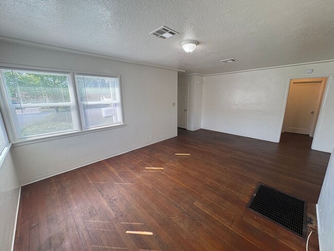 Building Photo - Cozy Home On Spacious Lot near Ballpark Rent Ready!