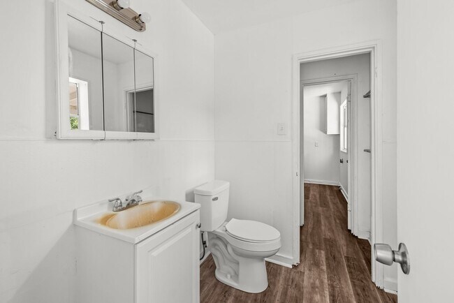 Building Photo - Beautiful 3 Bedroom 2 Bathroom