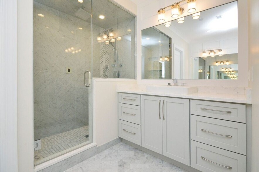 Building Photo - 4727 N Winchester Ave