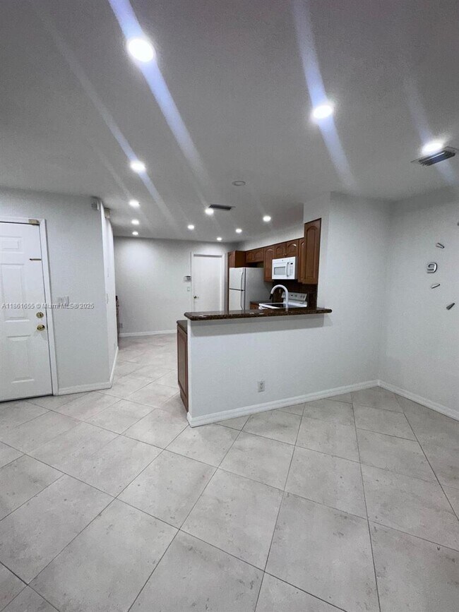 Building Photo - 991 Sevilla Cir