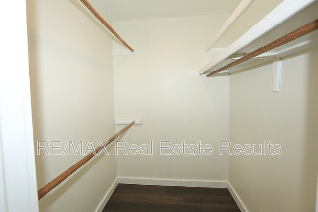 Building Photo - 208 White Oak Dr NE