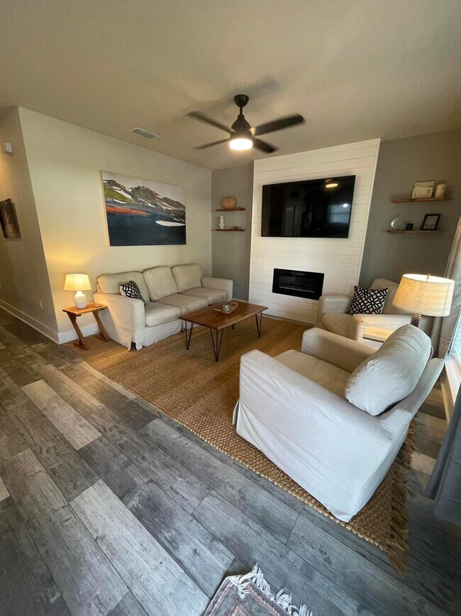 Building Photo - 105 1st St