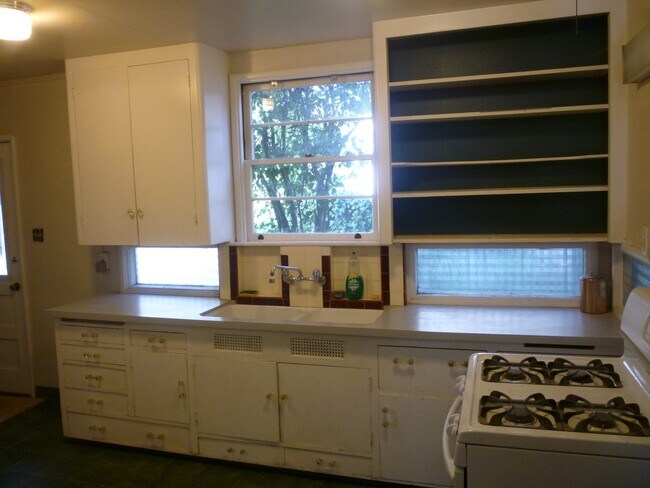 Building Photo - 3 Bedroom plus bonus room! Close to Enloe, CSUC and Downtown