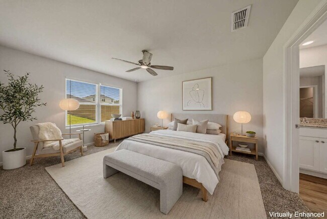 Building Photo - Huge 4 bedroom 2 bathroom home in Southwood