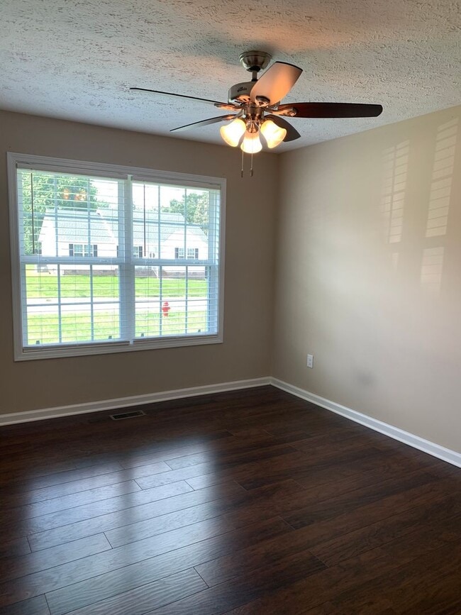 Building Photo - 3 Bedroom, 2 Bath Home Located in Manchester