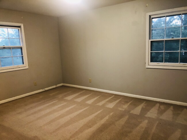 Building Photo - 4609 Lakeview Dr NW