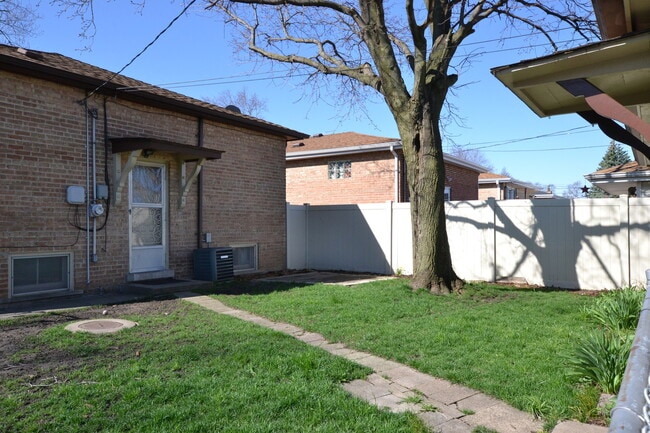 Building Photo - 2900 W 101st Pl