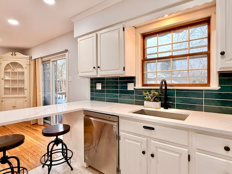 Building Photo - 7041 Harvey Ave