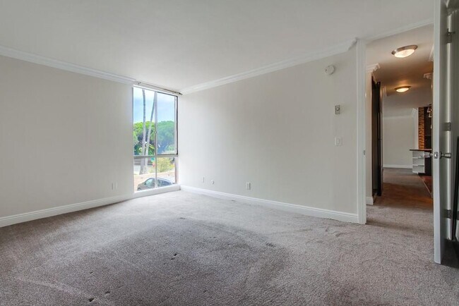 Building Photo - 6333 La Jolla Blvd