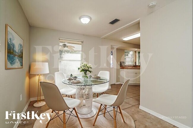 Building Photo - 2582 Lake View Blvd