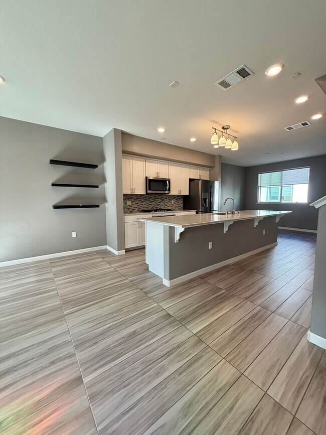 Building Photo - Beautiful 4 Bedroom, 3.5 Bathroom Home in Desirable Communication Hills
