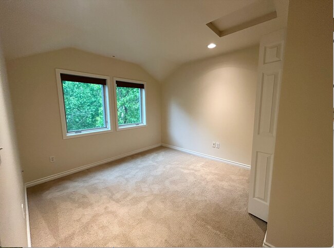Building Photo - Madison Park Townhome
