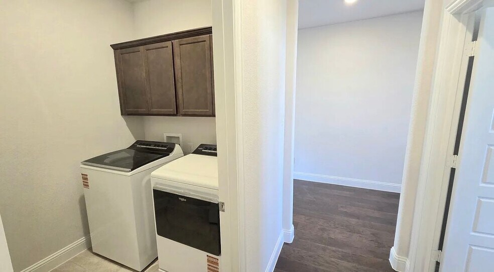 Building Photo - 3029 Hollybrook Ln