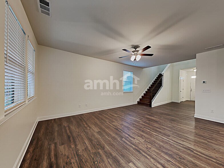 Building Photo - 5280 Valley Dr